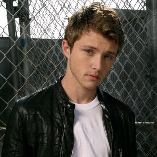 Im here to protect my family, im the decoder, older brother to Clarisma. Im the new Decoder. {Single}