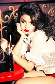 #SelenaGomez is amazing! She has helped me through thick 'n thin. She is so down to earth and humble. I can imagine her a normal human being.