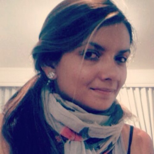 En el 2013 decía: Psicóloga, buscadora...Moviendo.
En el 2019: Mujer adulta, Mg. Buscando algo terapéutico en las conversaciones. Intentando mover el cuerpo