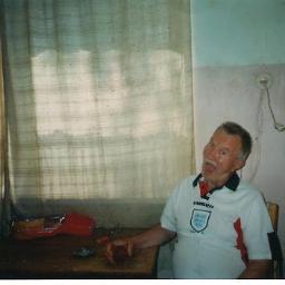 Tüütul vanahärral poleks häda kedagist, kuid on igavene joodik. Siis on teada, kui hakkab kommuniste sõimama.