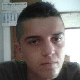 Soy guapo, con mirada del tigre que te seduce. Cojed a vuestras novias y madres que aqui estoy Yo .. Sigueme, doy FOLLOWBACK
