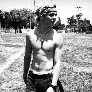 FakingAMoon's profile picture. You're only reading this to see if I'm single.... I'm not. ||RP|| I like to flirt. And kiss. And...||Probably a bad influence on you.||