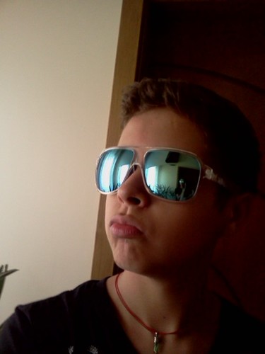 Loiro, de olhos verdes.14 anos...