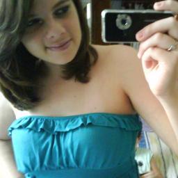 sou feliz, alegre, amo a @Kefera , sou lovatic , e minha vida se resume a música.