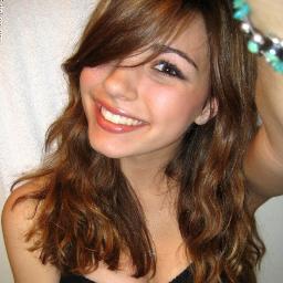 Menina moça , filha de Deus, amada e respeitada por todos, fã da @Ddlovato e fanatica pela @Kefera .. essa sou eu