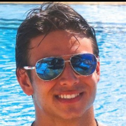 Brasileiro, carioca, estudante, 18 anos..