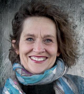 Redacteur Wijkkrant Nijmegen Oost, schrijft levensverhalen, is creatief, ontwerpt met beton, luistert naar Fip-radio, wereldmuziek, rommelt graag in de tuin
