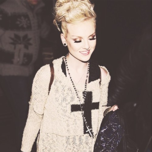 ✝ 1/4 Of Little Mix || Perrie Edwards , 20 || Why dont you leave your name and your number ☯