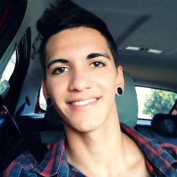 Por isso, um sorriso não me ilude os falsos também sabem sorrir se cuidem pra não cair.