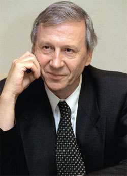 Giddens_bot's profile picture. 사회학자 Anthony Giddens의 Sociology-Brief but Critical Introduction을 발췌합니다.1983년 비판 사회학:쟁점과 문제점으로 번역됐으나 절판되었고,웹에서 접할수 있습니다. 원문의 뜻을 왜곡하지 않는 한에서 문장을 윤색합니다.당분간 수동봇입니다.