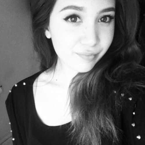 Movie buff and music lover| cat lover| i also enjoy a nice pair of slacks. 
      Enjoy ❤