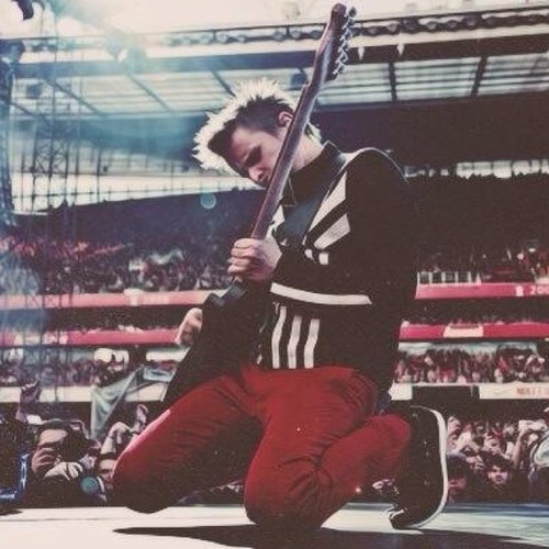 I'm a girl who is in love with coffee and cries over many rock bands and youtubers, especially muse.