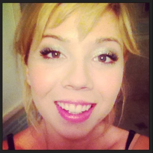 Savannah here! I love animals and hanging out with my friends. Food is great too! ^.^ {Not Jennette, she's @JennetteMcCurdy.}