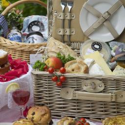 Vintage and Modern Picnic Baskets and Picnic Hampers for you to enjoy. Large collection of Vintage and Modern Picnic Baskets and Picnic Hampers.