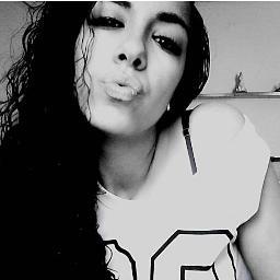 Irme de fiesta y reirme con las hermannas♥. Musikeo del buenno;$ vivo la vida ami manera sino te gusta pierdete por el kamino ;)