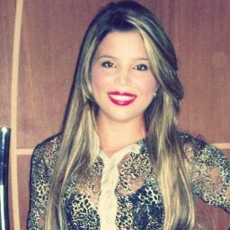 Canceriana, 16 anos, Doida, Feliiz, simpatica, tenho ciumes do q realmente é meu, amo chocolate, sou vascaína, e namoro com Ewerton Bruno!!
amo muito ele!!