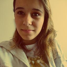 Livre, é o meu jeito de ser, nasci fui criada desse jeito Meio louca imperfeita, não queira entender ♪