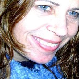 Sou uma buscadora. De que? De dias bons, de olhares que falam, de justiça... É. sei. Não busco coisas fáceis. As fáceis estão já estão por aqui. Quero mais!