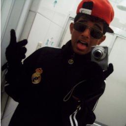 ↘ Sou presença no pagode. Não largo meu Futebol, Quem me vê, me vê sorrindo E vai ser sempre assim..♪♪   .ú_ú - #Deus !