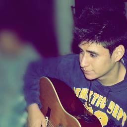 Mi mente contiene lo que el universo perdió / Dios & mi guitarra, la canción perfecta♥ / Me hago llamar diseñador.