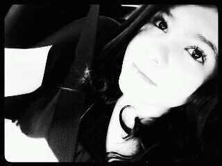 Debaixo da maquiagem e por trás do meu sorriso, eu sou apenas uma menina, que deseja o mundo... Marilyn Monroe