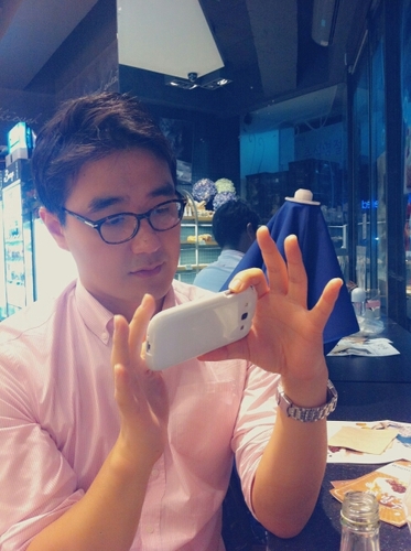 crom_ahn's profile picture. my fav singers r Al Jarreau ,jamiroquai . the great outdoors.classic jazz.art&design 
 i am ADICTED 2 twitter