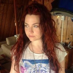 Tweets traduzidos da @AmyLeeEV, vocalista e líder do @evanescence. | Músicas novas serão lançadas em breve + War Story em 30/07.