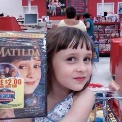 Suebooromano's profile picture. Magic Maker