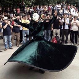 En zor şey,dönen dünyanın üzerinde dönmeden durmaktır.
