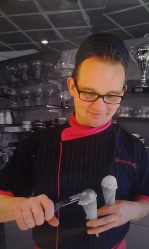 Specialist in ijsbereiden, kunstenaar in vervaardigen van ijs(bruids)taarten,
 je kan meekijken in de ijskeuken, ijssalon, 030