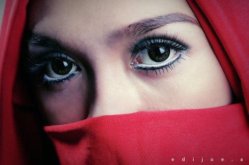 wanita2 yang berhijrah ,hanya mencari Ridho Allah ,penghambaan seutuhnya kepada Allah , masih berbenah & memperbaiki diri, hanya calon makmum yg pasti akan mati
