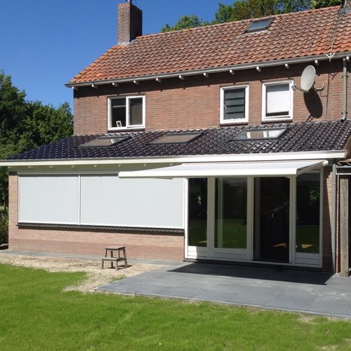 Wij, Dick en Catrien Pathuis leveren en monteren sinds 2004 Zonwering en Verandadaken. Wij staan voor hoge kwaliteit en snelle service