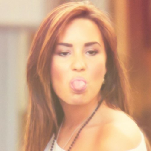 I love Demi lovato.