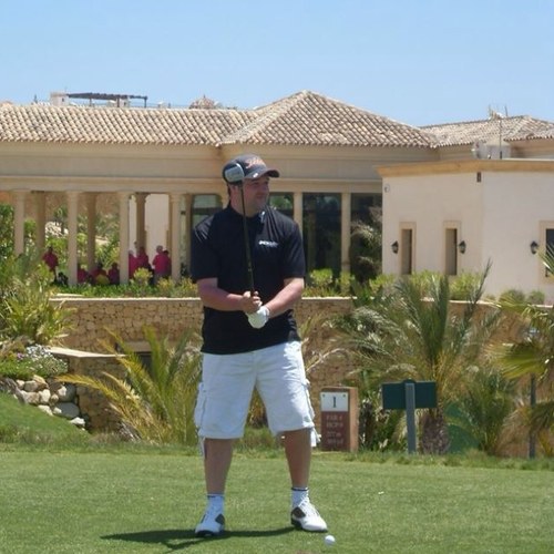 I'm in my Fourties, married and live in Doncaster, South Yorkshire. Love all sports particularly football and am a huge SPURS fan.