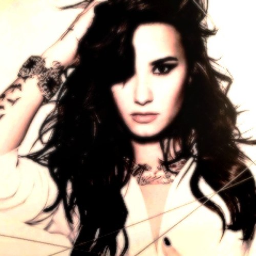 Lei mi aiuta con la sua musica,lei mi fa capire che ricominciare è sbagliato,lei mi salva da me @ddlovato. ❤ 05-06-2013