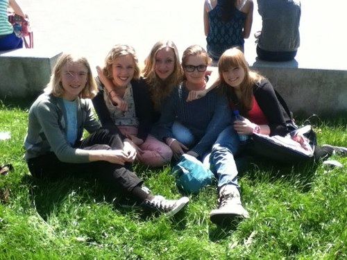 hoi. Iemand uit Nederland met een groote voorliefde voor Skittles en alles met suiker erin c: