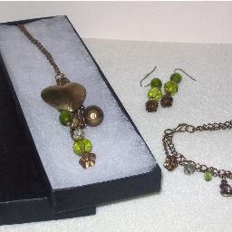 Looking for something different to give a friend? partner? Or just a treat for yourself. Personalized sets of beadwork jewellery can make the perfect gift.
