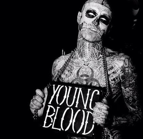 19. Alemán. El Chico Zombi. Tío raro. Dame tu piel y te haré una obra de arte. Tatuador de Magic Ink. #SpanishAquíMandaMiCoñoFakes