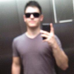 Estudante da Ufrgs, Trabalha na produtora High-Five Produtora.