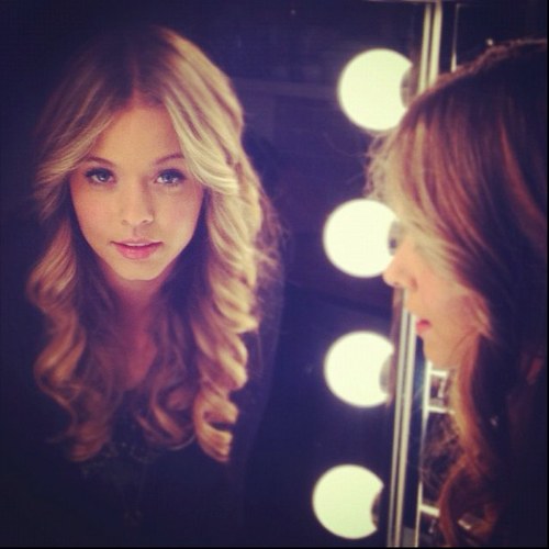 It's Ali darlings!! thought i was dead didnt you. We''ll just see about that ;) xoxo