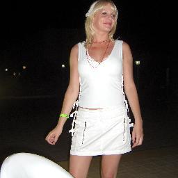Hi fellow tweeters - mmmmm a bio about me.... well im a person who likes living life to the full, you only live once so make the most of it.:-)