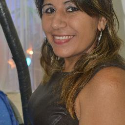 Sou uma pessoa alegre , sou sincera não gosto de falsidade , amo minhas filhas e sou feliz pelo que eu sou !