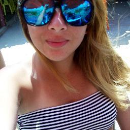 Giiih uma menina muito feliz  da vida .♫