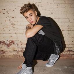 @JustinBieber es el mejor IDOLO♥ que pueda tener me enseño a luchar por mis sueños y por eso lo AMOO♥♥ JELENA♥ MI PAREJA FAVORITA sigueme y te sigo sexy pan :'3