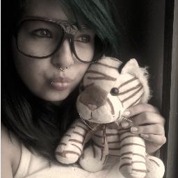 Amo skate.. minha cor preferida é preto.. amo piercing, tatto e alargador.. e foda-se sua indiferença e preconceito *-*