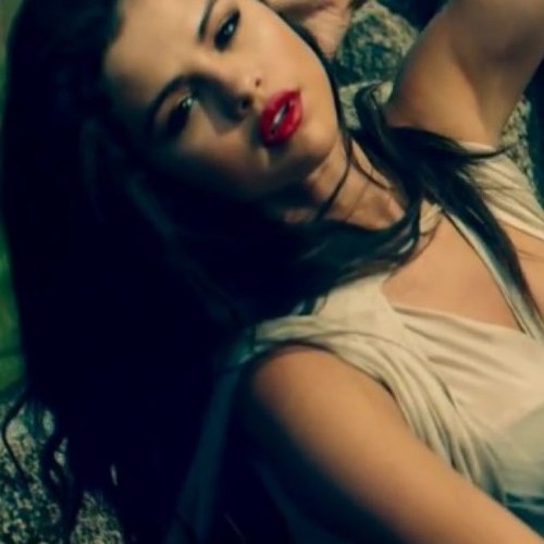 follow me, i follow back. im a huge selena fan and always will be a selenator! #selenator i have nothing against #beliebers :) need followers...