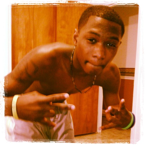 interested in women.. kno hw to treat a lady.. and love playing basketball