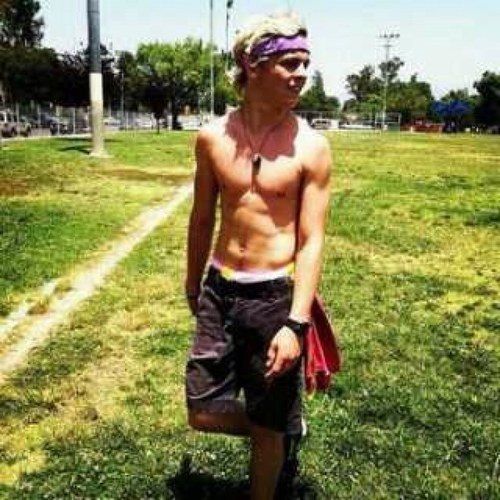 R5RossL_Fake's profile picture. I love to sing and play guitar in my Family's Band R5, Im also an actor!! I play Austin moon in Austin&Ally,and also im Brady in teen beach movie.