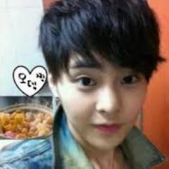 ผมคิมมินซอก ผมเป็นซาลาเปา กินเก่ง น่าเด็ก อยากคุยกะผมฟอลมานะ .ขยิบตา