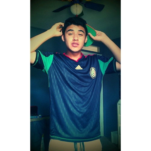 I'm 16 c: , This is my only twitter !! and ummm, yup that's bout it Cx
